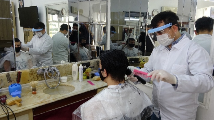 Berber Ve Kuaförlerde 51 Gün Sonra Tıraş Zamanı