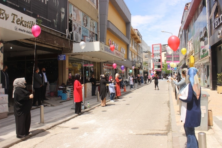 Kuaför Ve Berberlerin Açılışını Esnaf Balon Uçurarak Kutladı