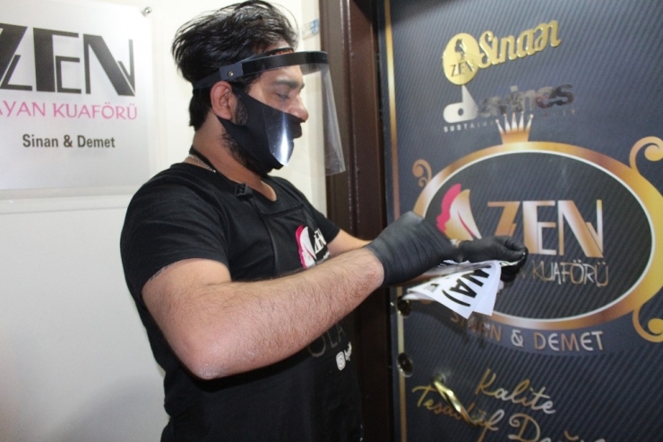 Kuaförler “ Korona Virüs Nedeniyle Kapalıyız” Yazılarını Sökerek Yeniden Açıldı