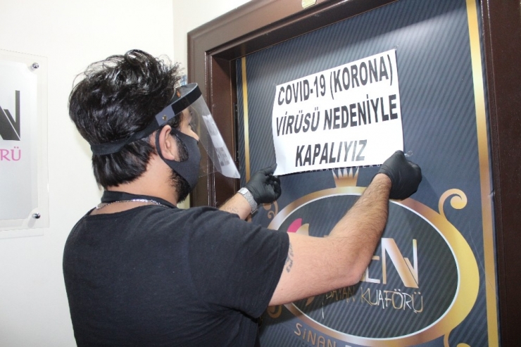 Kuaförler “ Korona Virüs Nedeniyle Kapalıyız” Yazılarını Sökerek Yeniden Açıldı