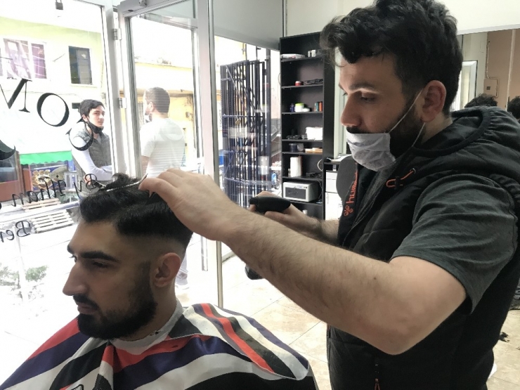 50 Gün Sonra İlk Müşterisini Alan Berber: “Sosyal Mesafeyi Koruyamıyoruz”