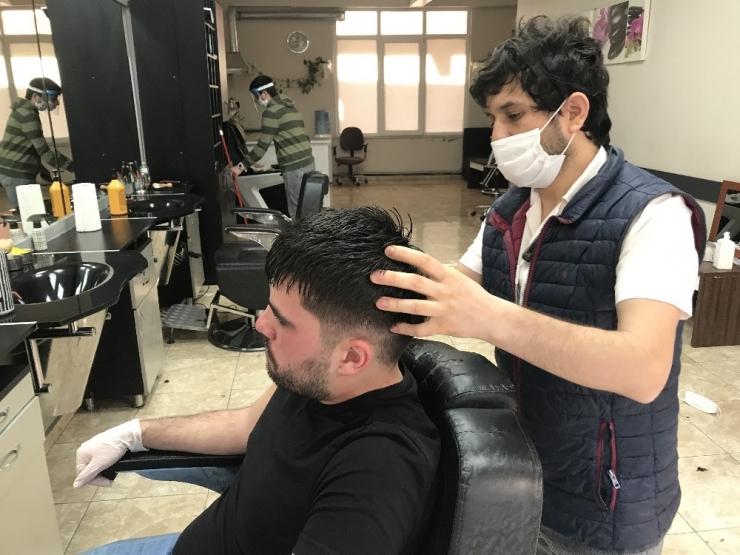 50 Gün Sonra İlk Müşterisini Alan Berber: “Sosyal Mesafeyi Koruyamıyoruz”