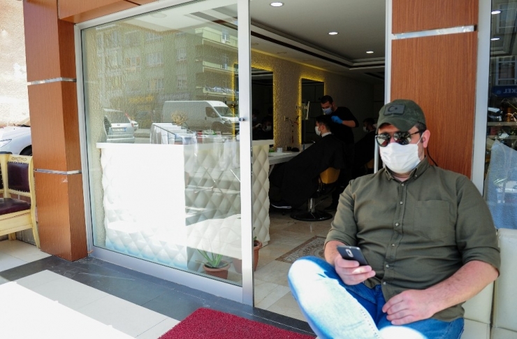 50 Gün Sonra Müşterilerine Kavuşan Berberler Mutlu