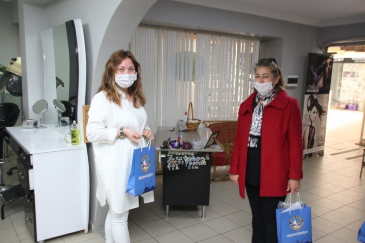 Akçakoca’da Berber Ve Kuaförlere Koruyucu Kitler Dağıtıldı