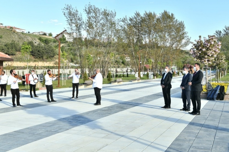 Roman Sanatçılar Anneler İçin Çalıp Söyledi