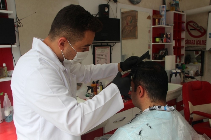 Kuaförler Müşterileriyle Buluştukları İçin Sevinçli