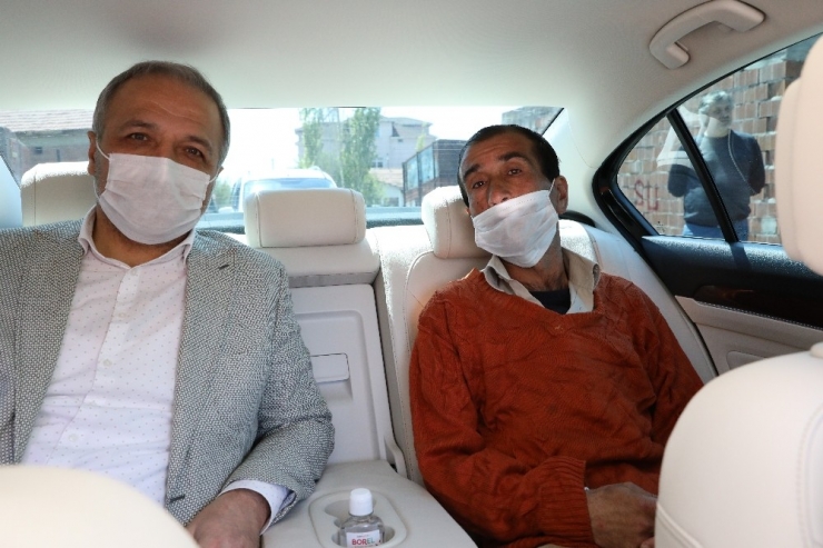 Engelli Genci Makam Aracı İle Annesinin Mezarına Götürdü