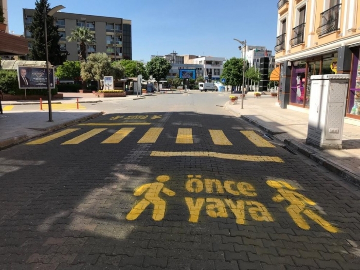 Salihli’de Yaya Geçidi Çizgileri Yenilendi