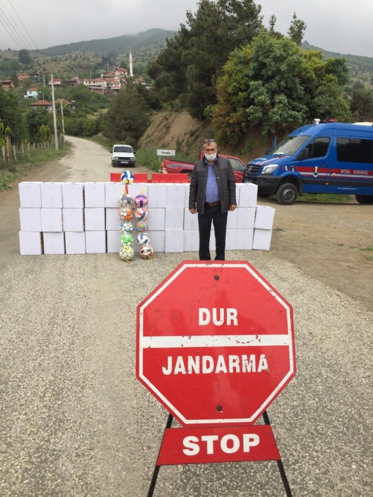 Muhtarlardan Karantinaya Alınan Mahalleye Gıda Desteği