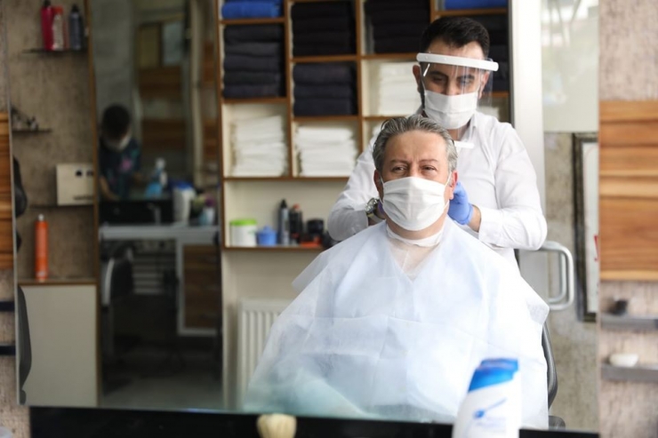 Başkan Palancıoğlu Hem Tıraş Oldu, Hem Siperli Maske Dağıttı