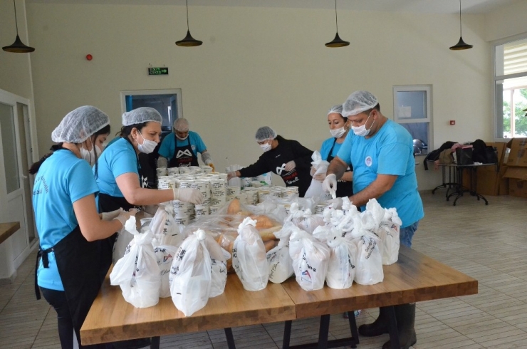 Aşhanede Yemekler Türkülerle Pişiriliyor