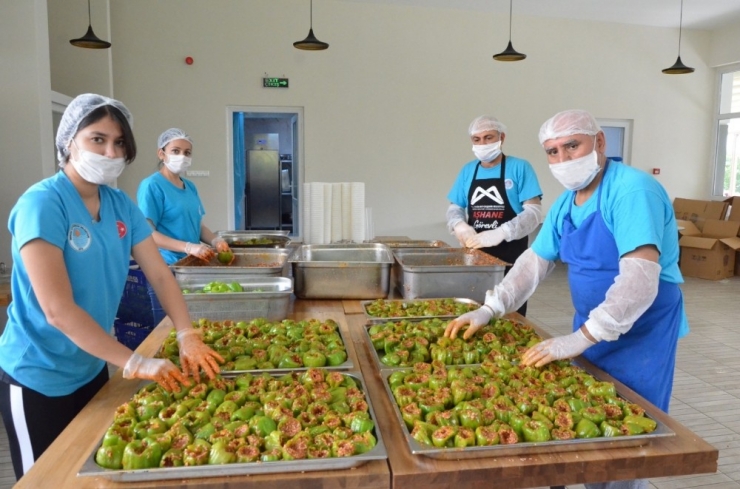 Aşhanede Yemekler Türkülerle Pişiriliyor