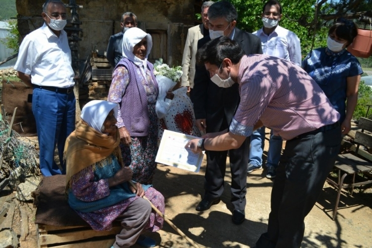 Kaymakam Yalçın’dan 105 Yaşındaki Marziye Nineye Anneler Günü Çiçeği
