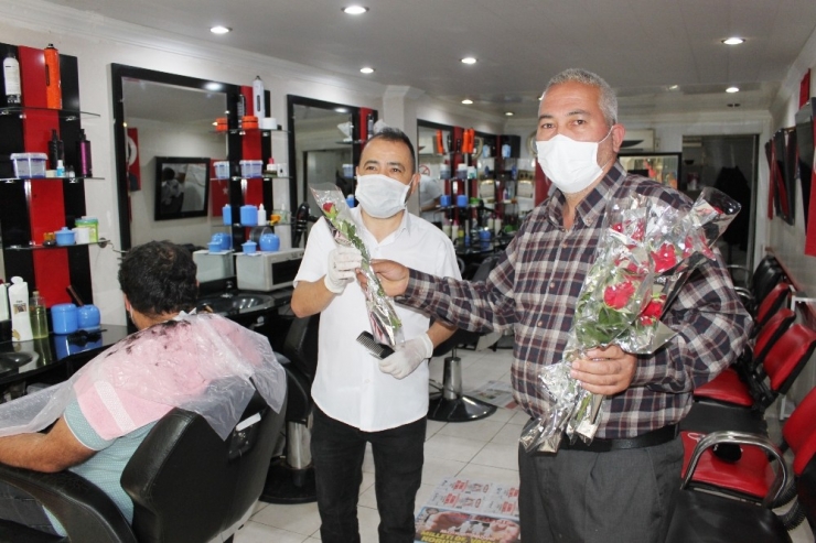 Berberlere Çiçekli Alkışlı Karşılama