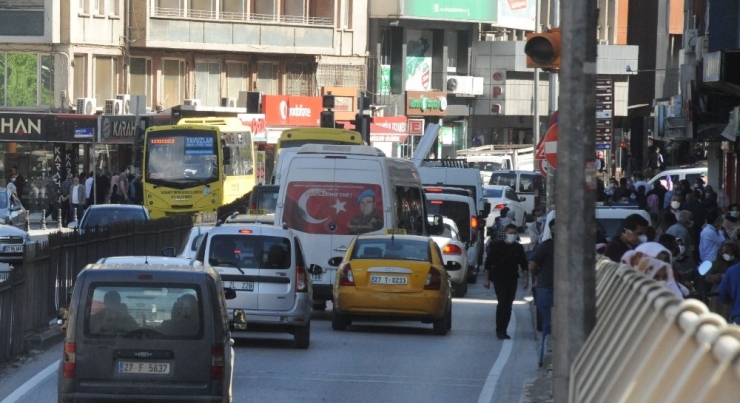 Gaziantep’te İstiklal Caddesini Geçen Kalabalık Görüntüleri