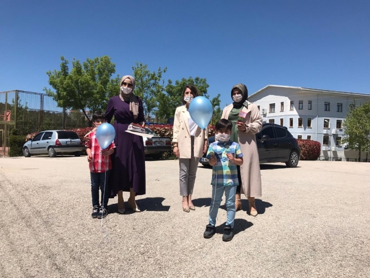 Öğretmenlerden Öğrencilere Süpriz Hediyeler