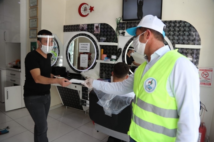 Pamukkale Belediyesi Berber Ve Kuaför Salonlarına Maske Dağıttı