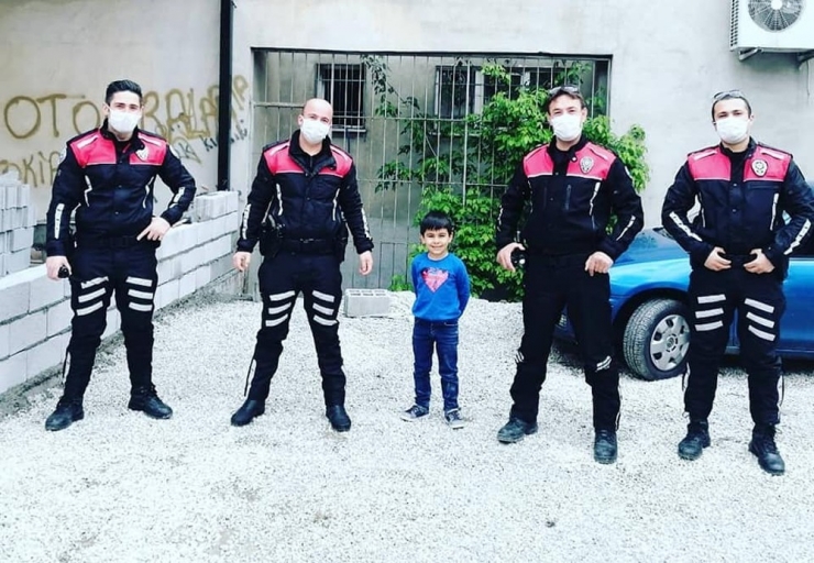 Polislerden 6 Yaşına Giren Çocuğa Doğum Günü Sürprizi