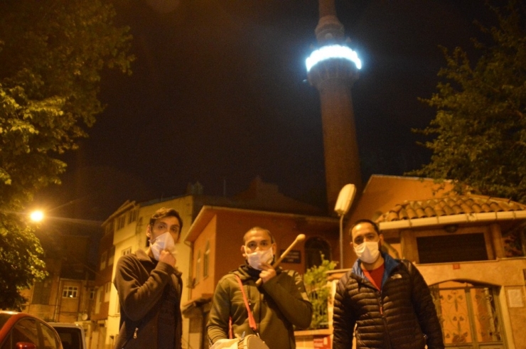 Davul Çalıp, İlahi Ve Mani Söyleyen Ramazan Davulcuları Tophane Geleneğini Sürdürüyor