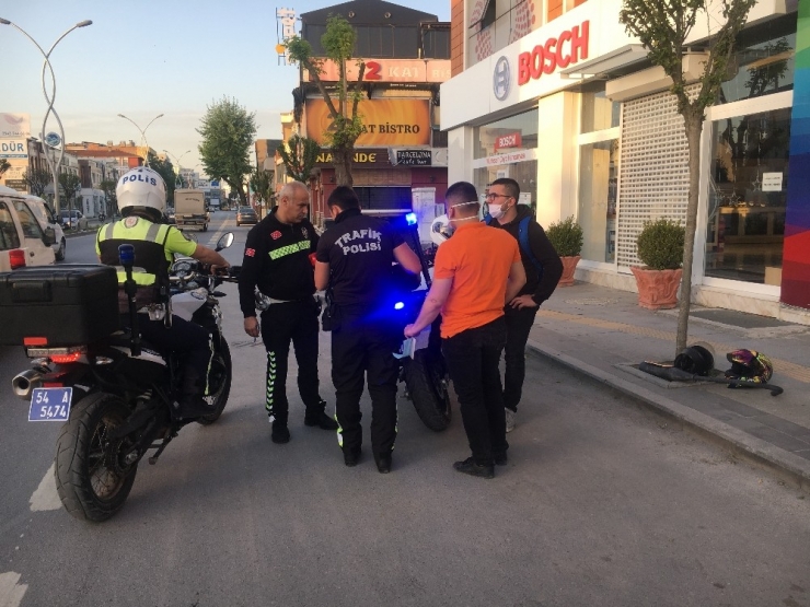 Tek Teker Üstünde Kırmızı Işıkta Geçen 20 Yaş Altı İki Motorcu Polisten Kaçamadı