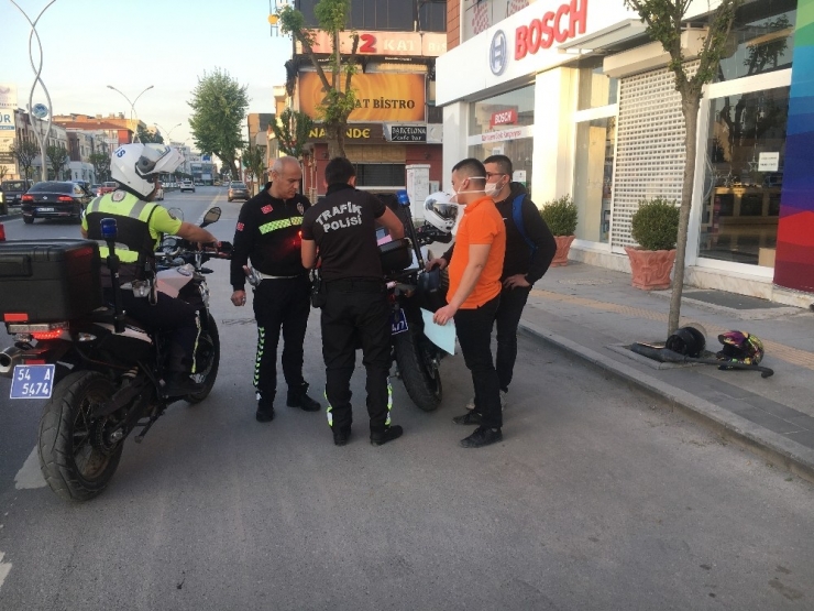 Tek Teker Üstünde Kırmızı Işıkta Geçen 20 Yaş Altı İki Motorcu Polisten Kaçamadı