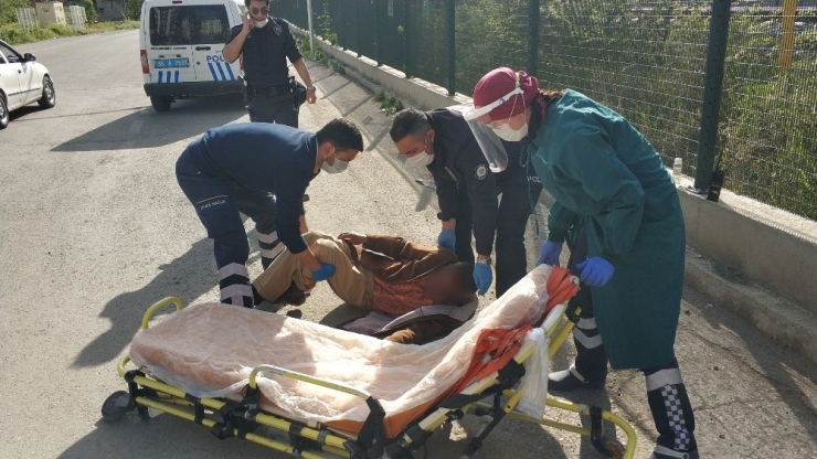 Yolda Yatarken Bulunan Yaşlı Adam Hastaneye Kaldırıldı