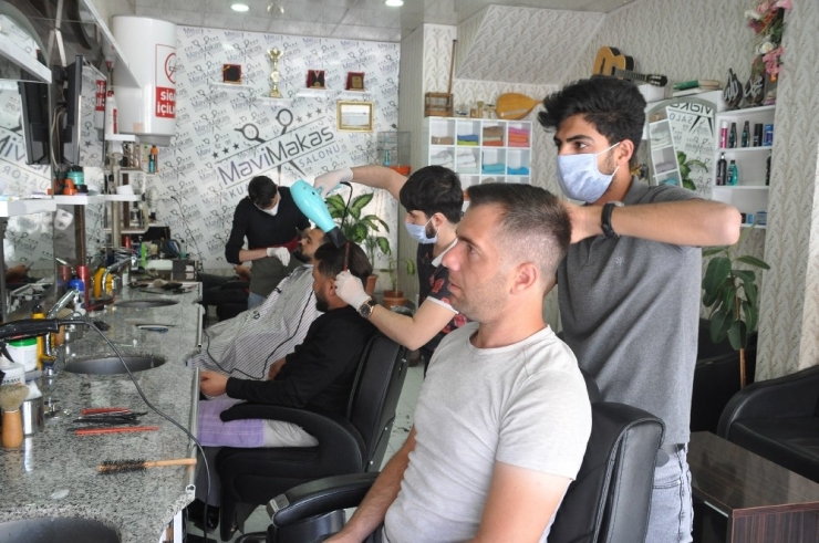 Berberlerde 50 Gün Sonra Yeniden Makas Sesleri Duyuldu