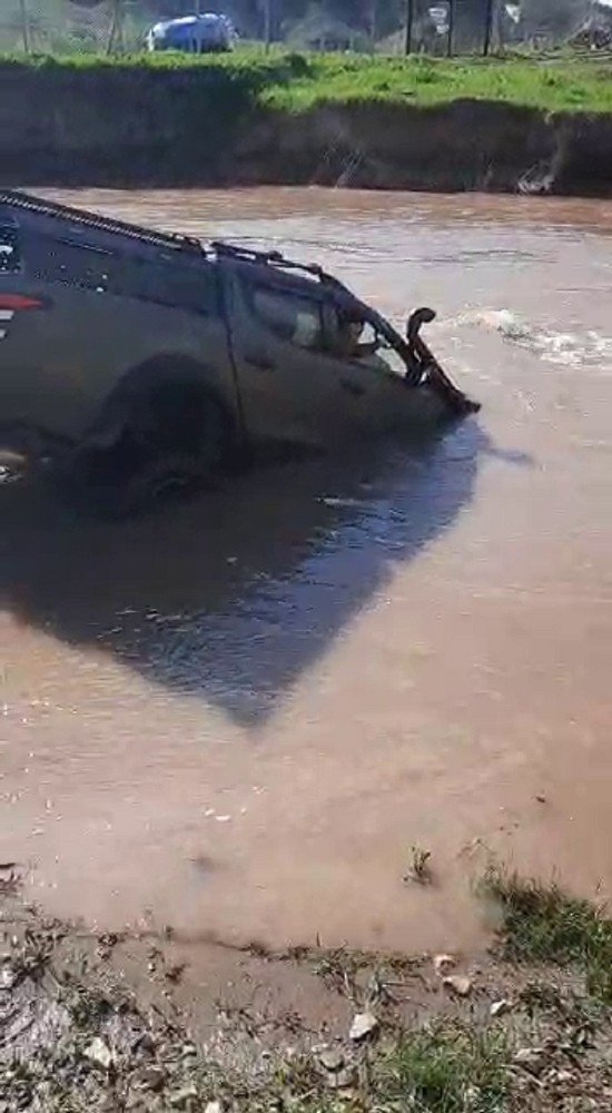 Köprü Yerine Irmaktan Geçmeyi Denedi, Balçığa Saplanan Araç Güçlükle Kurtarıldı