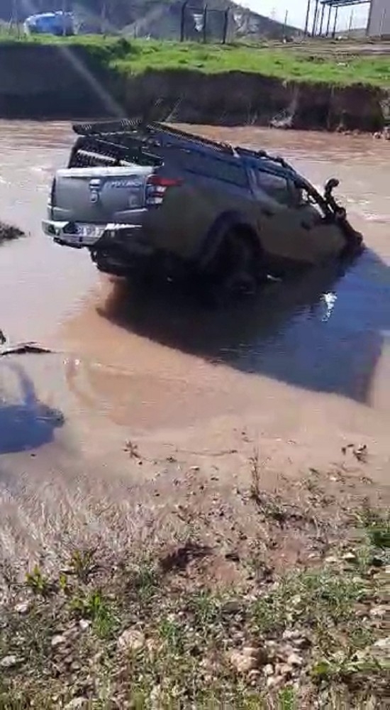 Köprü Yerine Irmaktan Geçmeyi Denedi, Balçığa Saplanan Araç Güçlükle Kurtarıldı