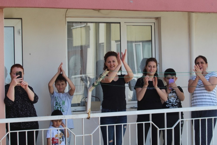 Konservatuvar Öğrencisinden Annelere Balkondan Konser