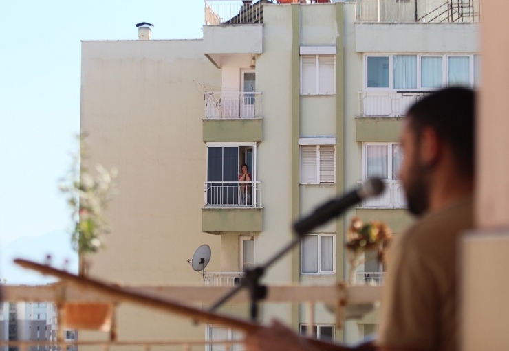 Konservatuvar Öğrencisinden Annelere Balkondan Konser