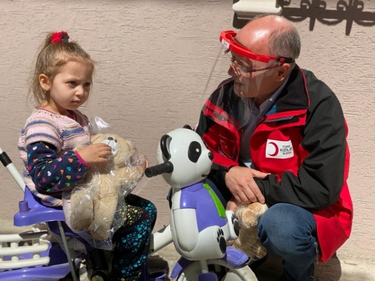 Türk Kızılay Bursa Salgınla Mücadele Günlerini Evlerinde Geçiren Çocukları Unutmadı