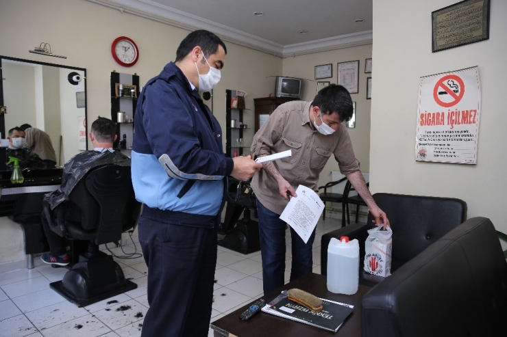 Ümraniye’de Berber Ve Kuaförlere Hijyen Seti Dağıtıldı