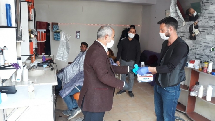Çaldıran Belediyesinden Berber Ve Kuaförlere Maske Ve Eldiven Desteği