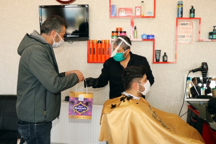 Edremit’te Berberler Ve Kuaförler Dezenfekte Edildi