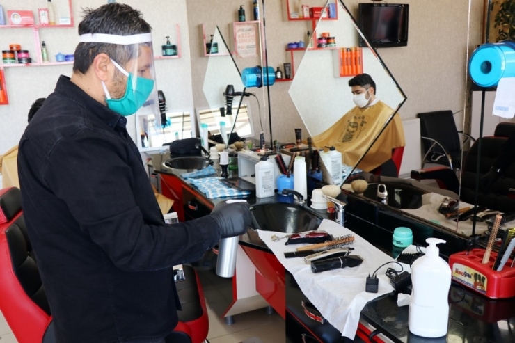 Edremit’te Berberler Ve Kuaförler Dezenfekte Edildi