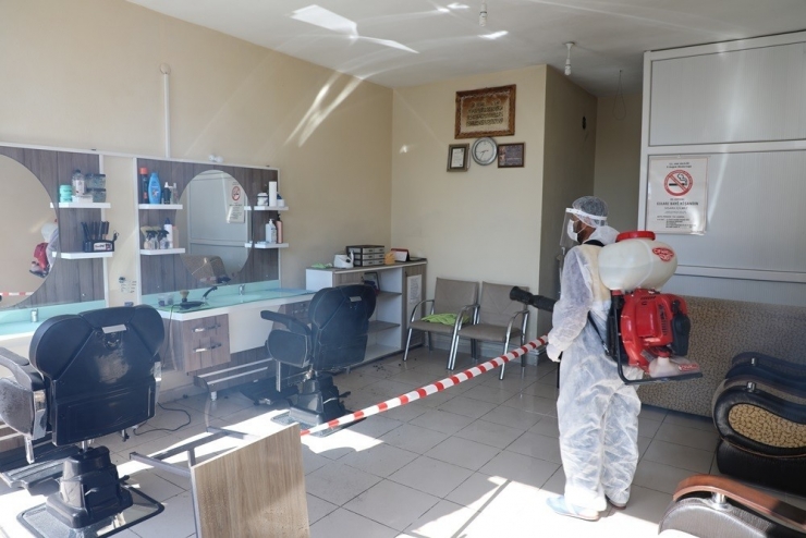 Gürpınar’da Berber Ve Kuaförler Dezenfekte Edildi