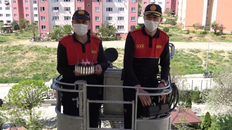 Minik Göktuğ’un Doğum Günü Pastası İtfaiye Merdiveniyle Ulaştırıldı