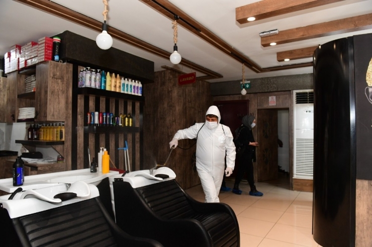 Yakutiye Belediyesi Ekiplerince Kuaför Ve Güzellik Salonlarını Dezenfekte Edildi