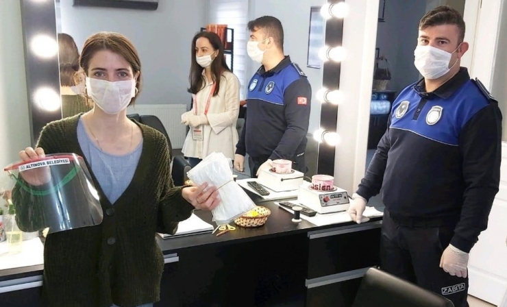 Altınova’da Berber Ve Kuaförlere Maske Dağıtıldı