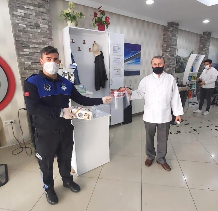 Altınova’da Berber Ve Kuaförlere Maske Dağıtıldı