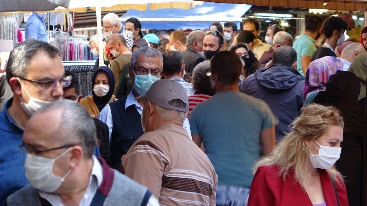 Bursa’da Çarşı Pazarlar Tıklım Tıklım Doldu