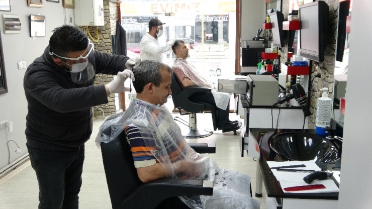 Berber Ve Kuaförlerde İlk Gün Yoğunluğu