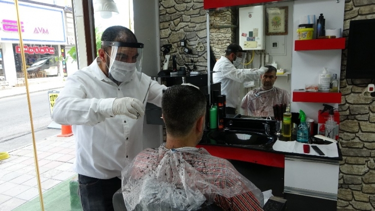 Berber Ve Kuaförlerde İlk Gün Yoğunluğu