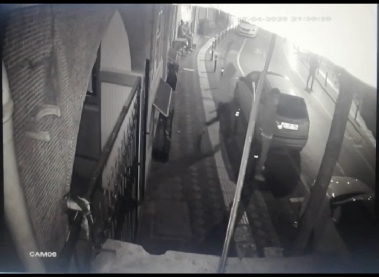 İstanbul’da Amatör Futbolcuya Kapkaç Dehşeti Kamerada