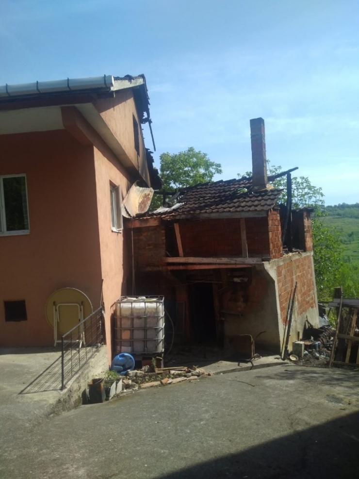 Bacadan Çıkan Kıvılcımlar Mahalleliye Korku Dolu Anlar Yaşattı