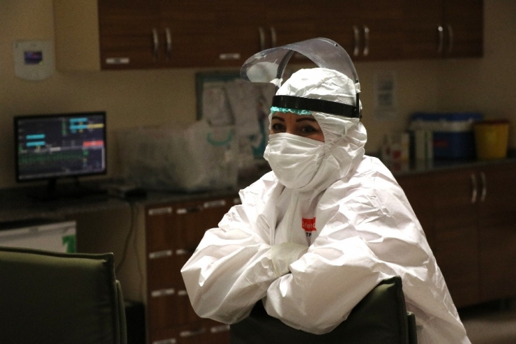 Korona Virüs Hastaları Yoğun Bakımdan Aileleriyle Görüntülü Görüşüyor