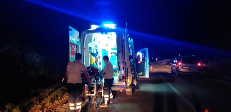 Polisten Kaçan Otomobil Şarampole Yuvarlandı: 3 Yaralı