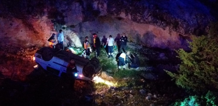 Polisten Kaçan Otomobil Şarampole Yuvarlandı: 3 Yaralı