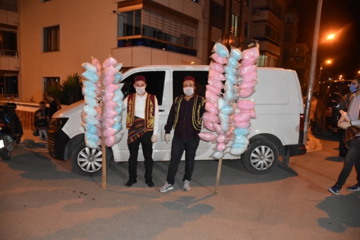 Amasya’da Eğlence Sokakta, Vatandaşlar Balkonda